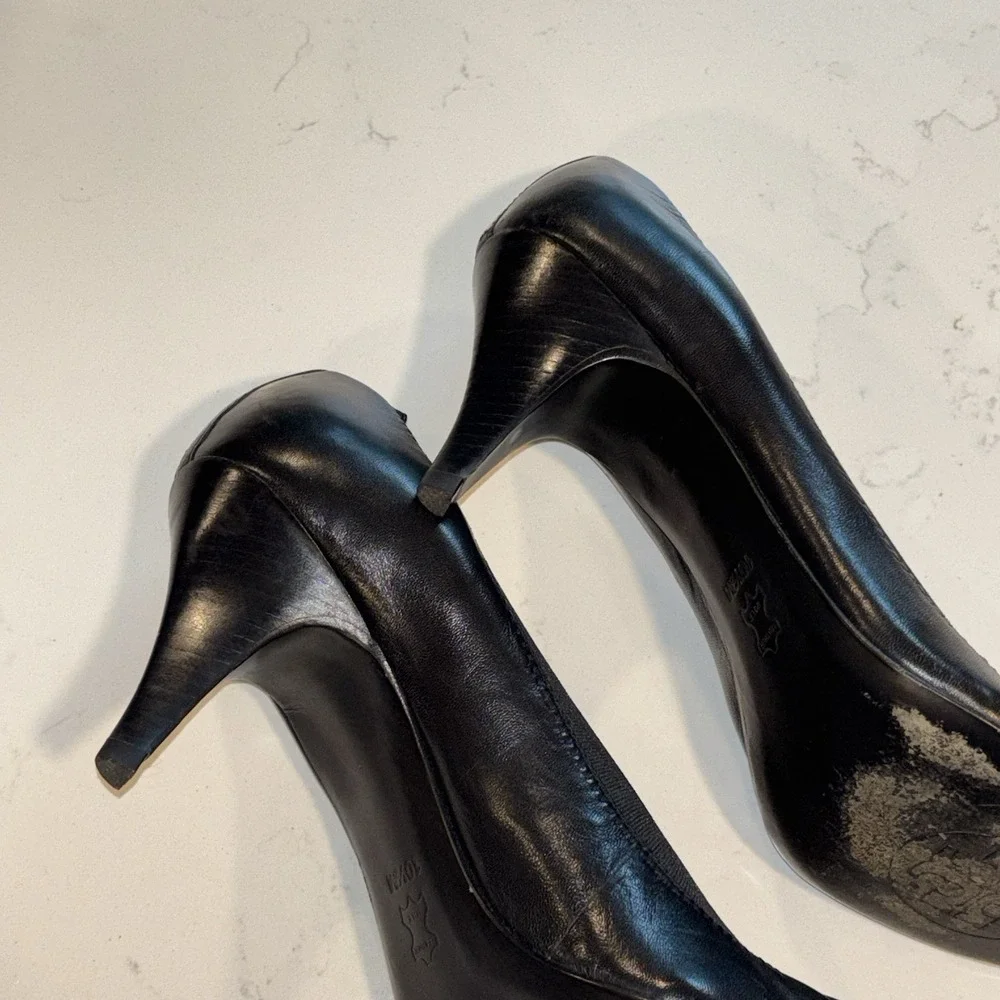Tory Burch Caroline Black Patent Leather Pump Gold Logo 10.5 EUC